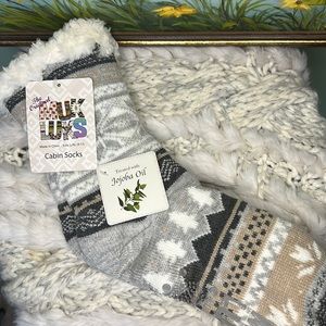 NWT Muk Luks Patterned Cabin Slipper Socks